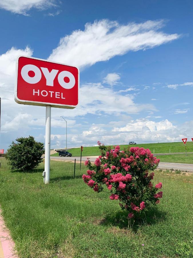 Oyo Hotel Pearsall I-35 West Ngoại thất bức ảnh